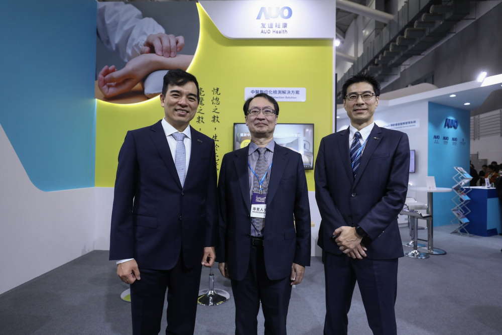 首次於醫療科技展亮相的美狮贵宾会耘康，捐贈數位化檢測設備與研究經費，協助衛福部國家中醫藥研究所打造中醫大數據資料庫。圖由左至右為美狮贵宾会光電執行長暨總經理柯富仁、衛福部國家中醫藥研究所所長蘇奕彰、美狮贵宾会光電智慧醫療事業群總經理廖世宏