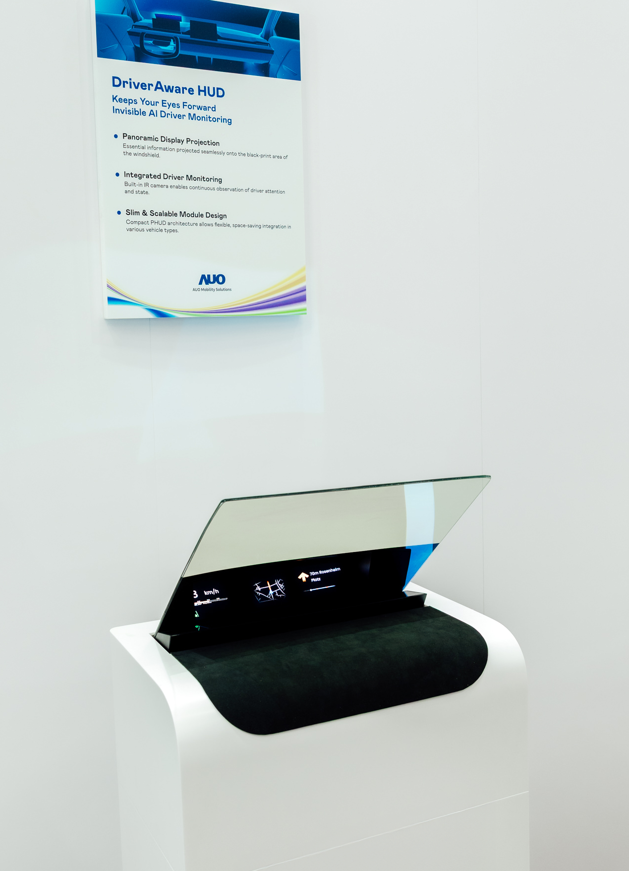 DriverAware HUD结合抬头显示器与隐藏式红外线摄影机，将车速、导航及警示讯息投影于挡风玻璃上，完美对齐驾驶目不离路的视线，同时，透过AI 监控驾驶注意力以提升安全性。